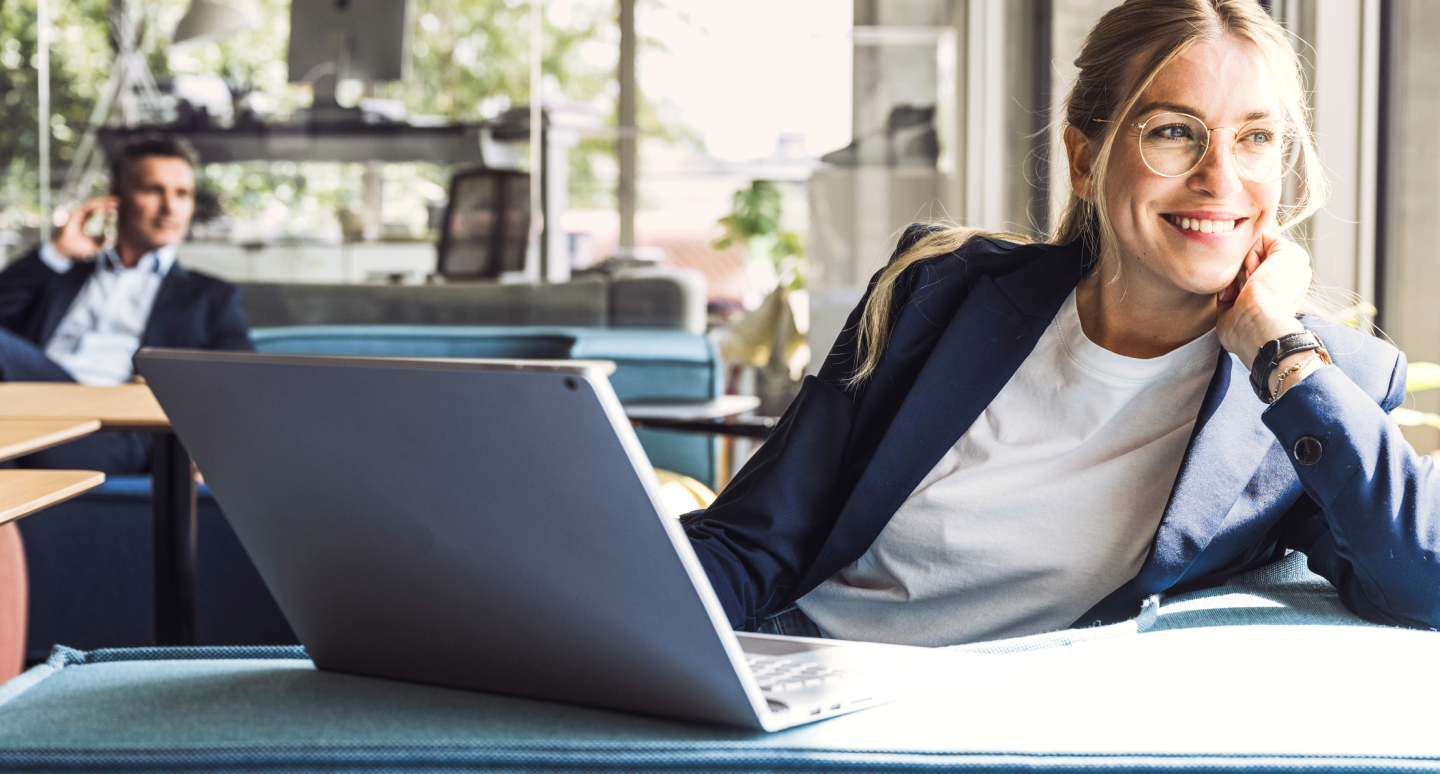 Fullwidth woman laptop